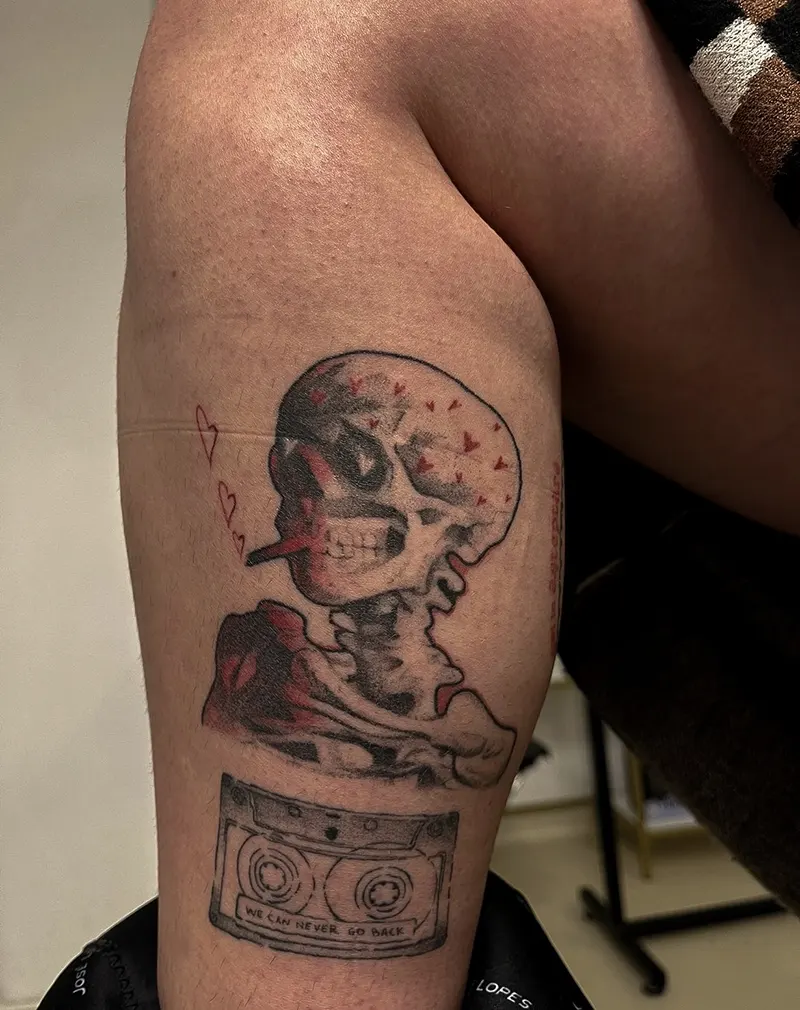 Tatuaj cu schelet și casetă realizat de Daria Stoica