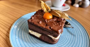 O felie de tort și povestea unui bistro din centrul Brașovului