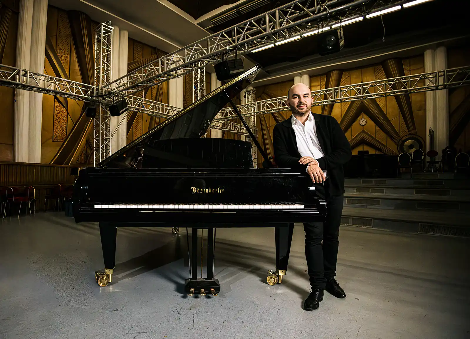Ioan-Dragoș Dimitriu alături de pianul Bösendorfer Imperial al Sălii Radio. Photo: Bogdan Soaca