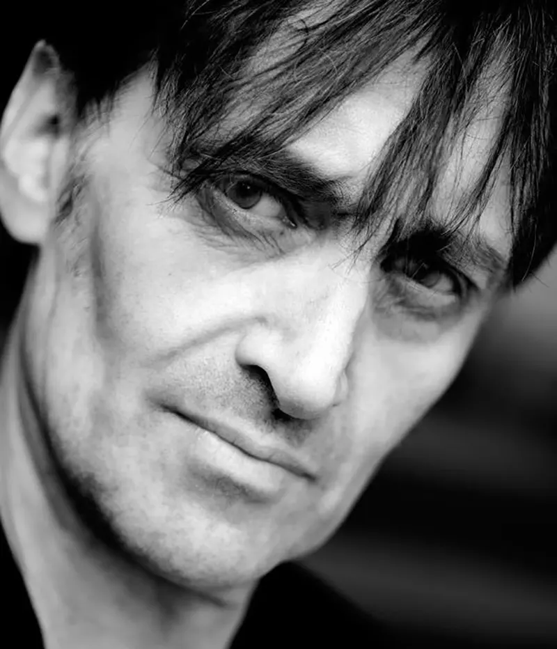 Portret alb-negru al lui Simon Boswell din tinerețe