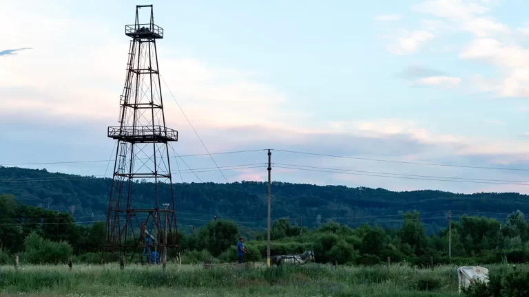 Sondă petrolieră într-o zonă monitorizată pentru emisii de metan