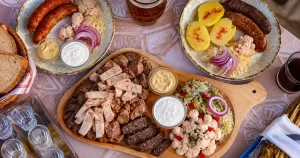 La cehii din Banat începe Pomana Porcului! „Zupe” și ciorbe de patrimoniu la Zilele Satului Eibenthal 2026
