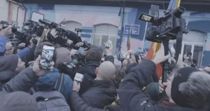 „Micile Speranțe”, noul documentar al lui Alexandru Solomon despre alegerile din România din 2024–2025, a fost selectat la IDFA 2026 și va ajunge în cinematografe în ianuarie 2027.