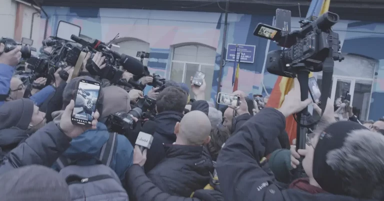 „Micile Speranțe”, noul documentar al lui Alexandru Solomon despre alegerile din România din 2024–2025, a fost selectat la IDFA 2026 și va ajunge în cinematografe în ianuarie 2027.