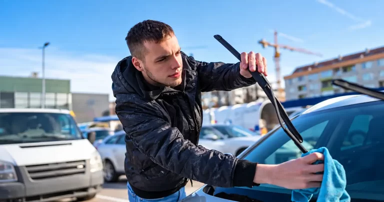 Stergatoare de parbriz pregatite pentru iarna - 5 semne că ștergătoarele de parbriz ale mașinii trebuie schimbate înainte de iarnă