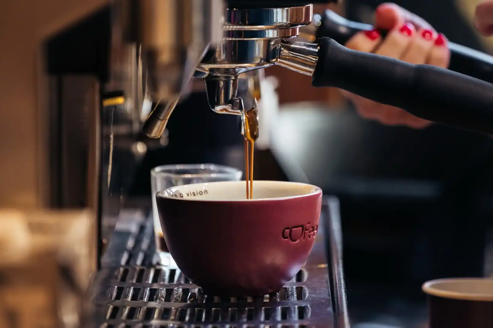 Cafeaua care aduce oamenii împreună: povestea Cofeels, prima cafenea socială din Cluj-Napoca