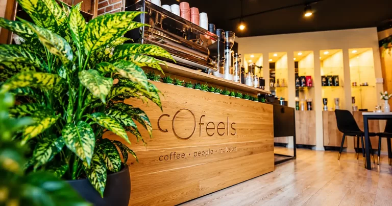 Cafeaua care aduce oamenii împreună: povestea Cofeels, prima cafenea socială din Cluj-Napoca
