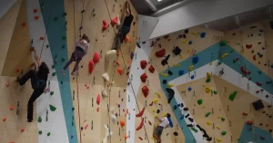 Climb Again inaugurează cea mai mare sală de cățărat din Iași, un centru dedicat terapiei, sportului și comunității
