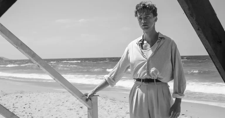 „Străinul”, celebrul roman al lui Albert Camus, într-o nouă ecranizare semnată de François Ozon, din 9 octombrie la cinema