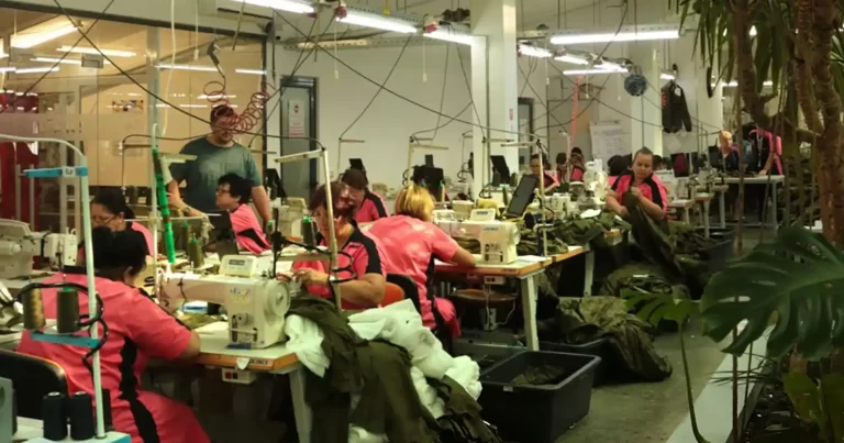 Fabric Works …sau cum materialele textile rămase în stocul unei fabrici de uniforme și echipamente de protecție devin lucrări de artă.