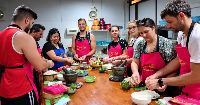 Ce mănânci în Chiang Mai: piețe de seară, khao soi și un curs de gătit