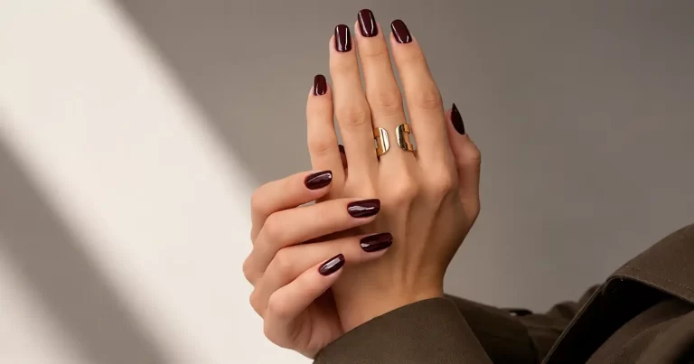 Unghii dark chic: cele mai elegante nuanțe pentru finalul toamnei