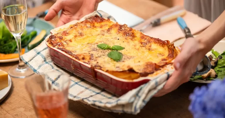 Lasagna, comfort food-ul serilor de toamnă: rețete clasice și variante cu dovlecei