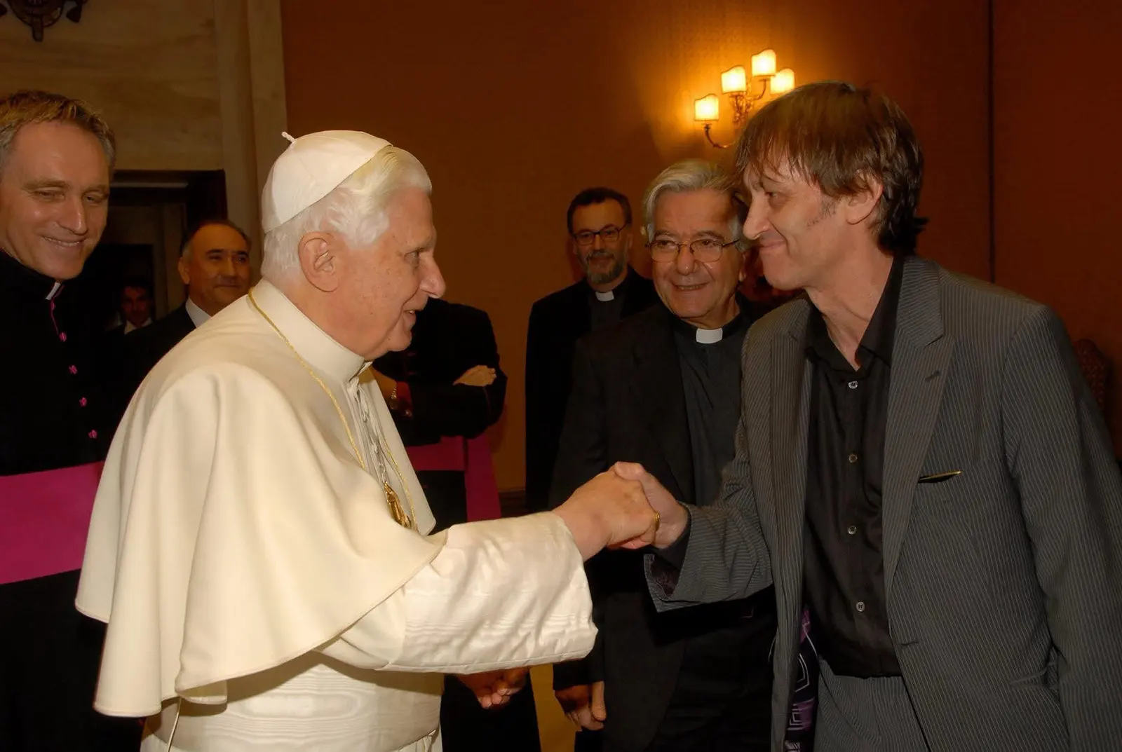 Simon Boswell întâlnindu-se cu Papa Benedict al XVI-lea