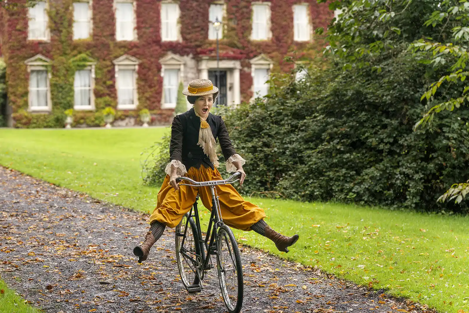 De pe docurile din Yorkshire, la marginea aristocrației britanice. Serialul „The Hardacres” ajunge la sezonul 2
