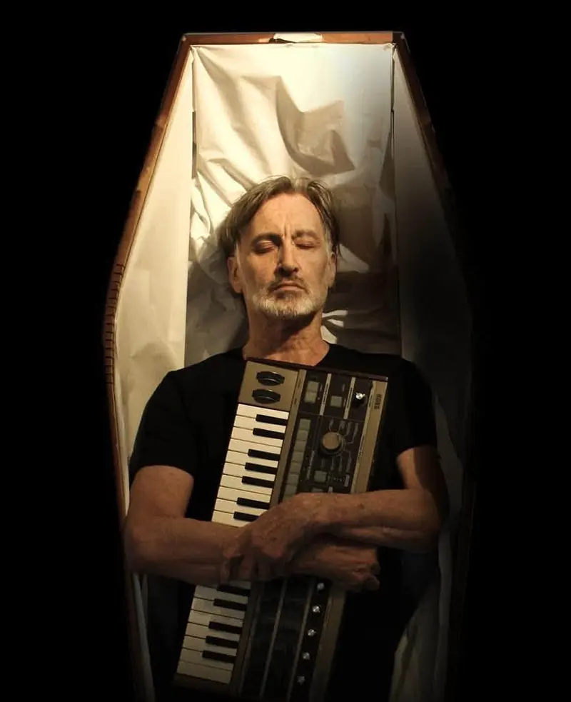 Simon Boswell într-un portret artistic cu un acordeon