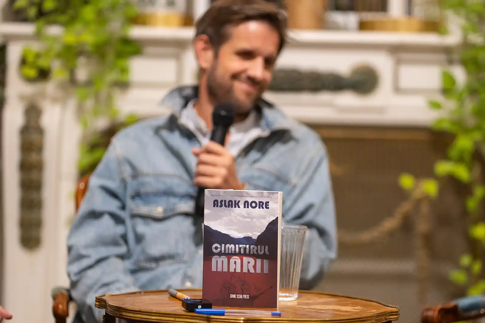 INTERVIU cu autorul norvegian Aslak Nore: despre „Cimitirul mării”