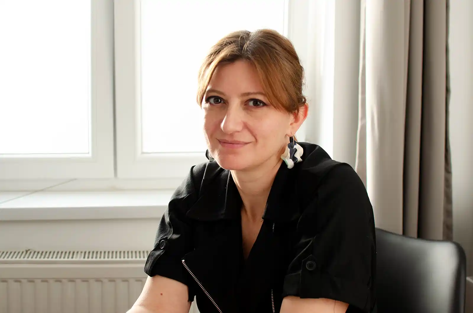 Cum se &icirc;mbracă o poveste - interviu &icirc;ntre cuvinte și desene cu ilustratoarea și autoarea Georgiana Chitac