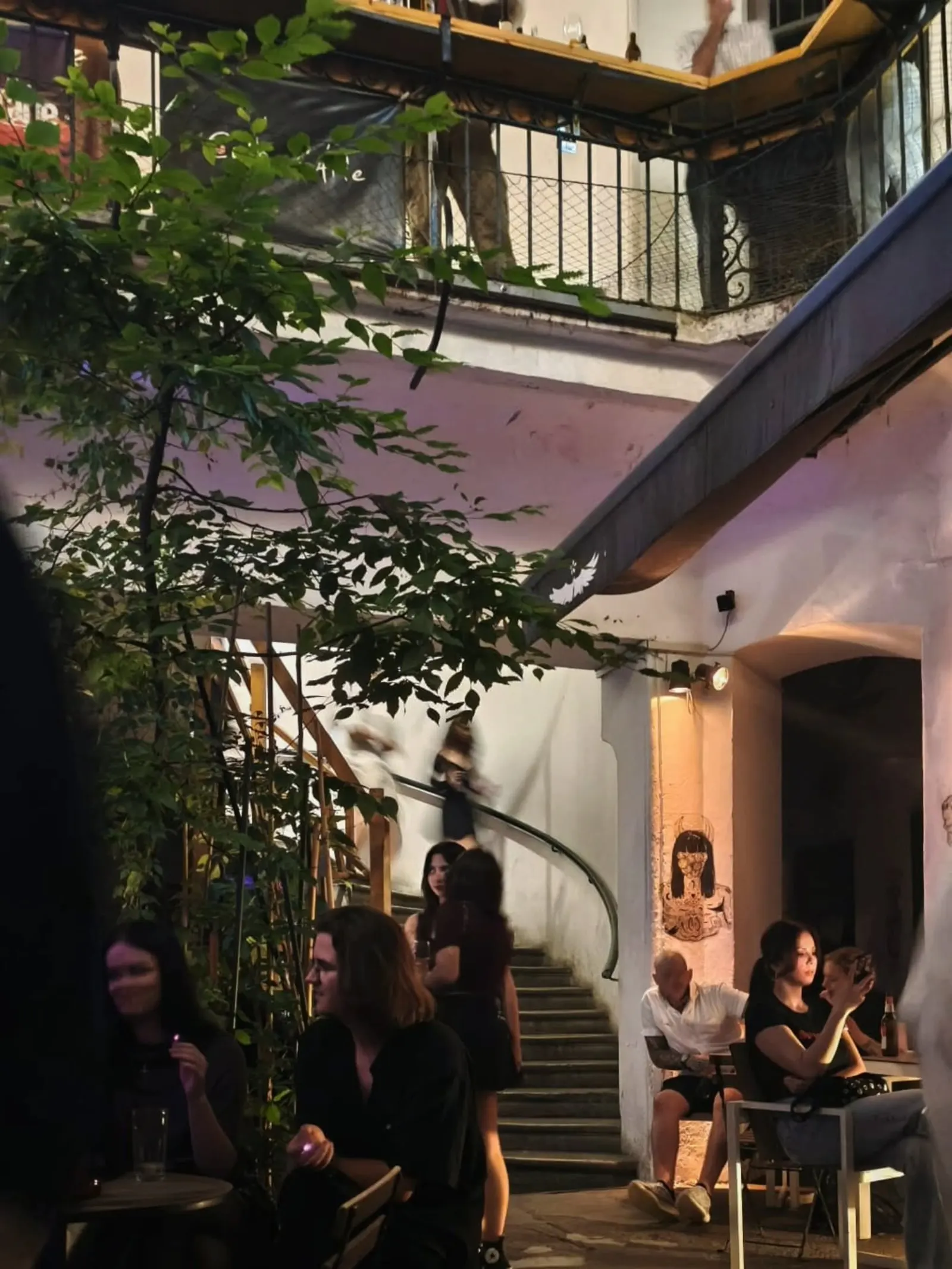 Curtea interioară Aethernativ Timișoara, cu terasă și vegetație