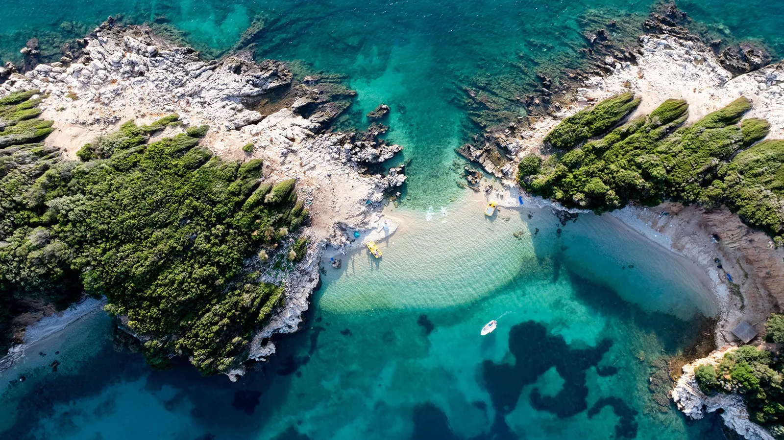 Ksamil și apele turcoaz ale Mării Ionice în Albania