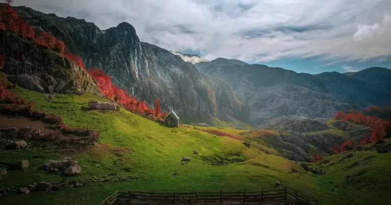Peisaj montan de toamnă în Albania