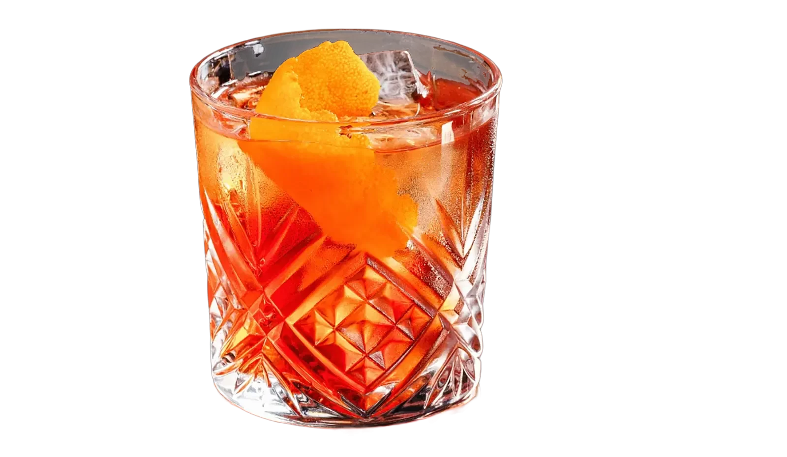 Cocktail Boulevardier de culoare roșiatică, cu gheață și coajă de portocală