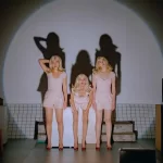 „Camera de vizionare”: un spectacol de teatru-dans despre generația crescută în lumea digitală