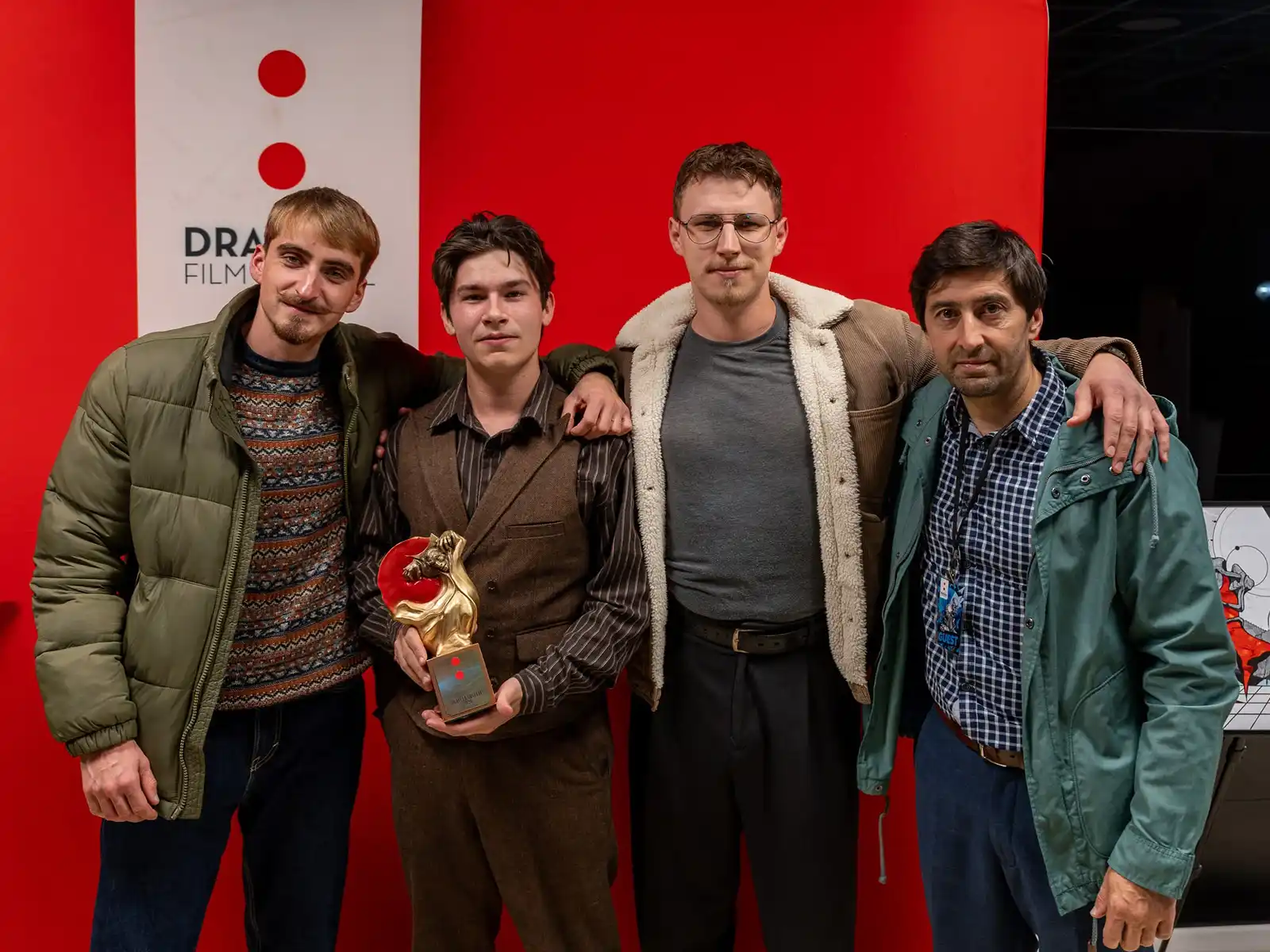 Câștigătorii Dracula Digital 2026, alături de producătorul Florian Zapra, membru al juriului (dreapta)