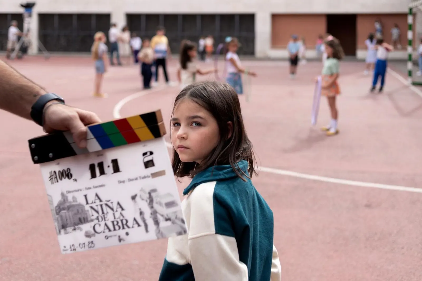 Tânăra protagonistă pe platoul de filmare al filmului Fata caprei