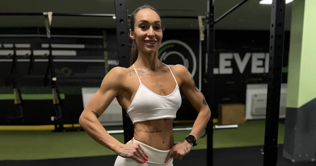 Andra Mamele, antrenor personal, într-o sală de fitness