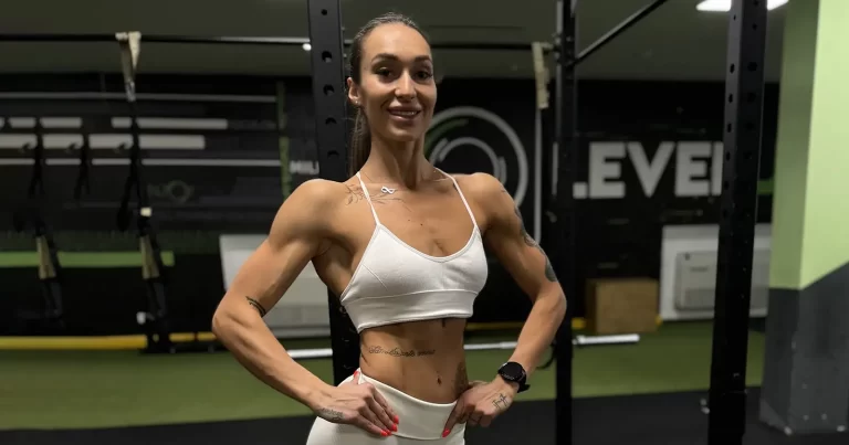 Andra Mamele, antrenor personal, într-o sală de fitness