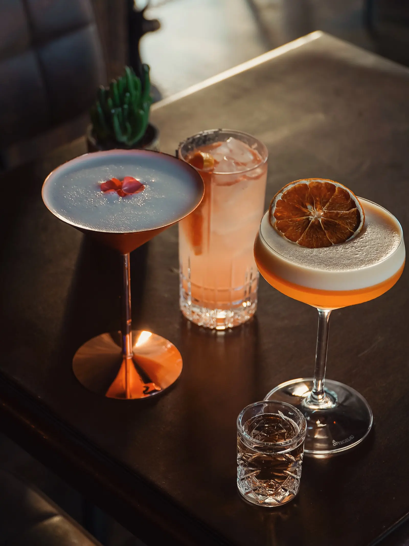 Trei cocktailuri servite la Hypso25 Constanța