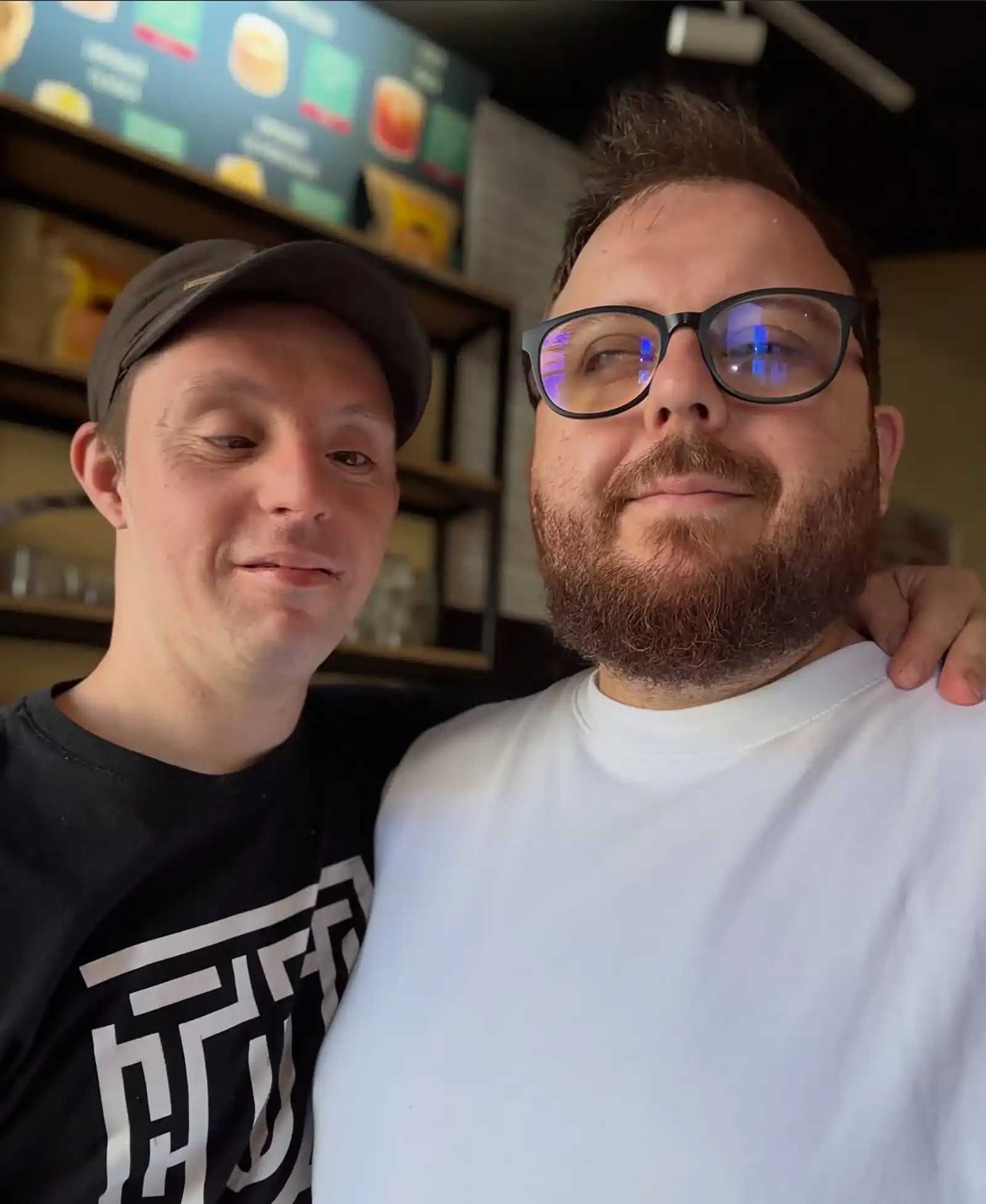 Cafeaua care aduce oamenii împreună: povestea Cofeels, prima cafenea socială din Cluj-Napoca