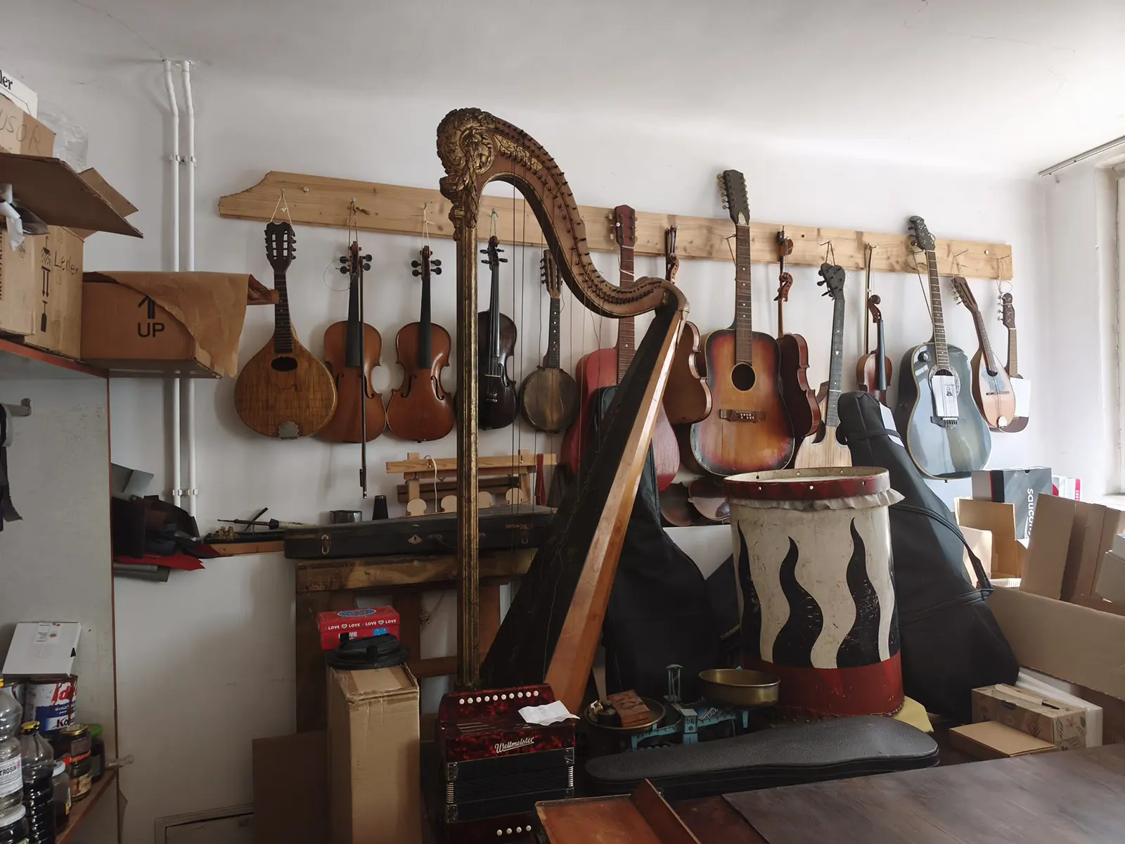 Instrumente muzicale vechi păstrate în atelierul Einschenk | familia Einschenk Brașov