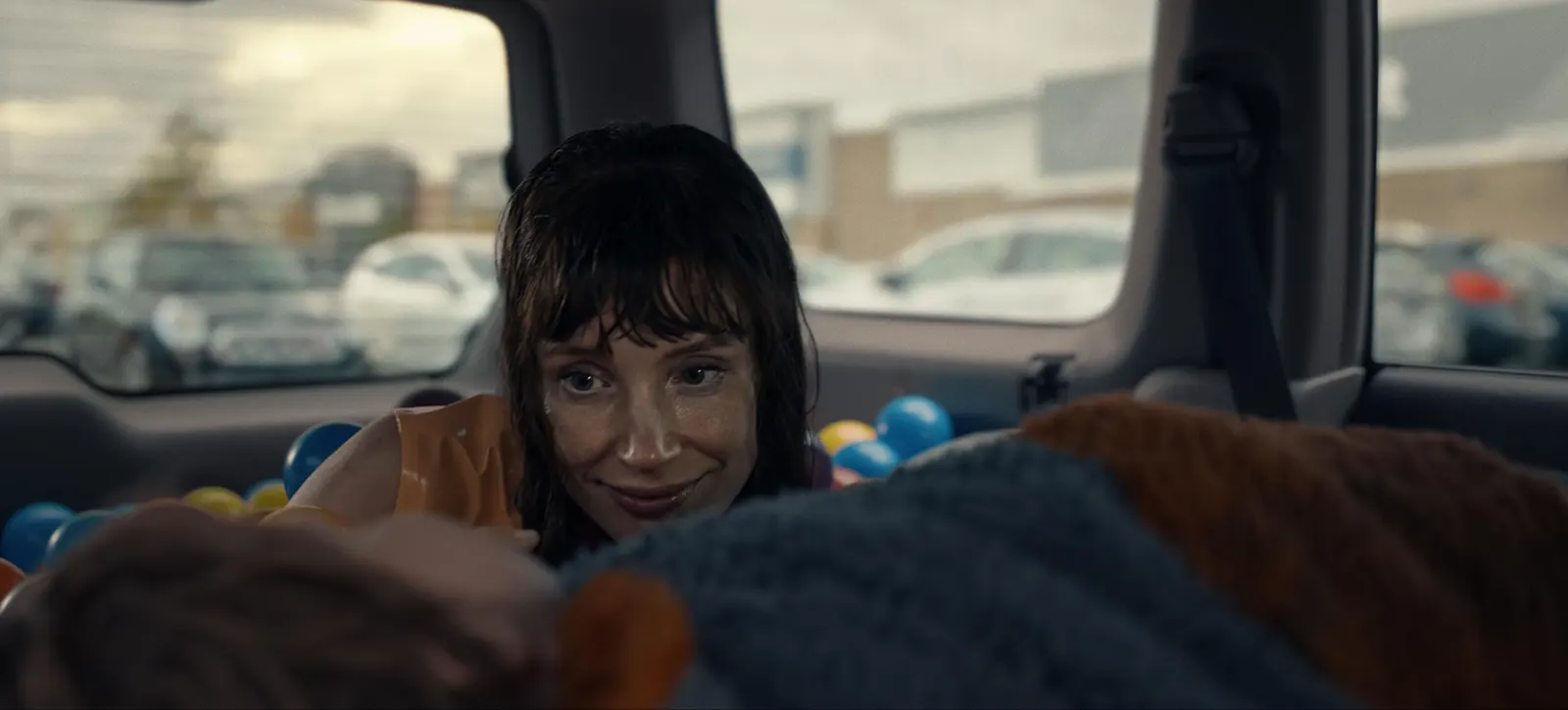 Bela și Other Mommy într-o scenă din film
