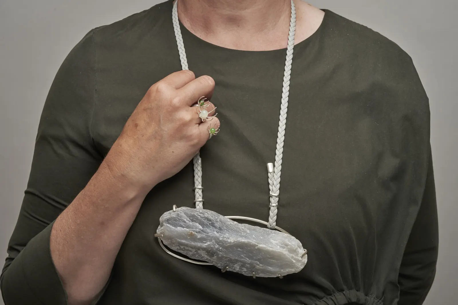 Bijuteria Her Silent Migration de Jingya Yang la Romanian Jewelry Week 2026