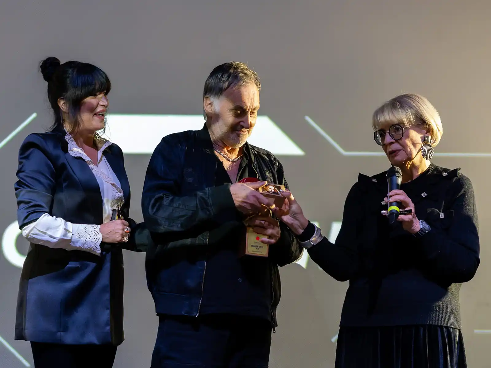 Lg White, Simon Boswell și Irina-Margareta Nistor