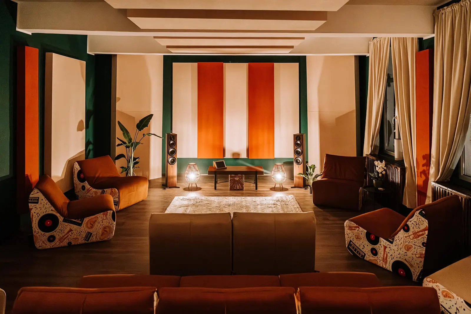Interiorul Lossless Hi-Fi Listening Room din București