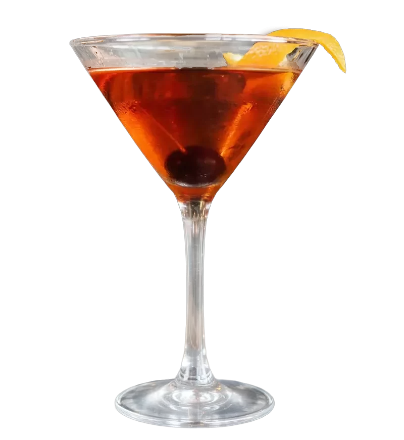Cocktail Manhattan într-un pahar elegant, cu cireașă și coajă de citrice