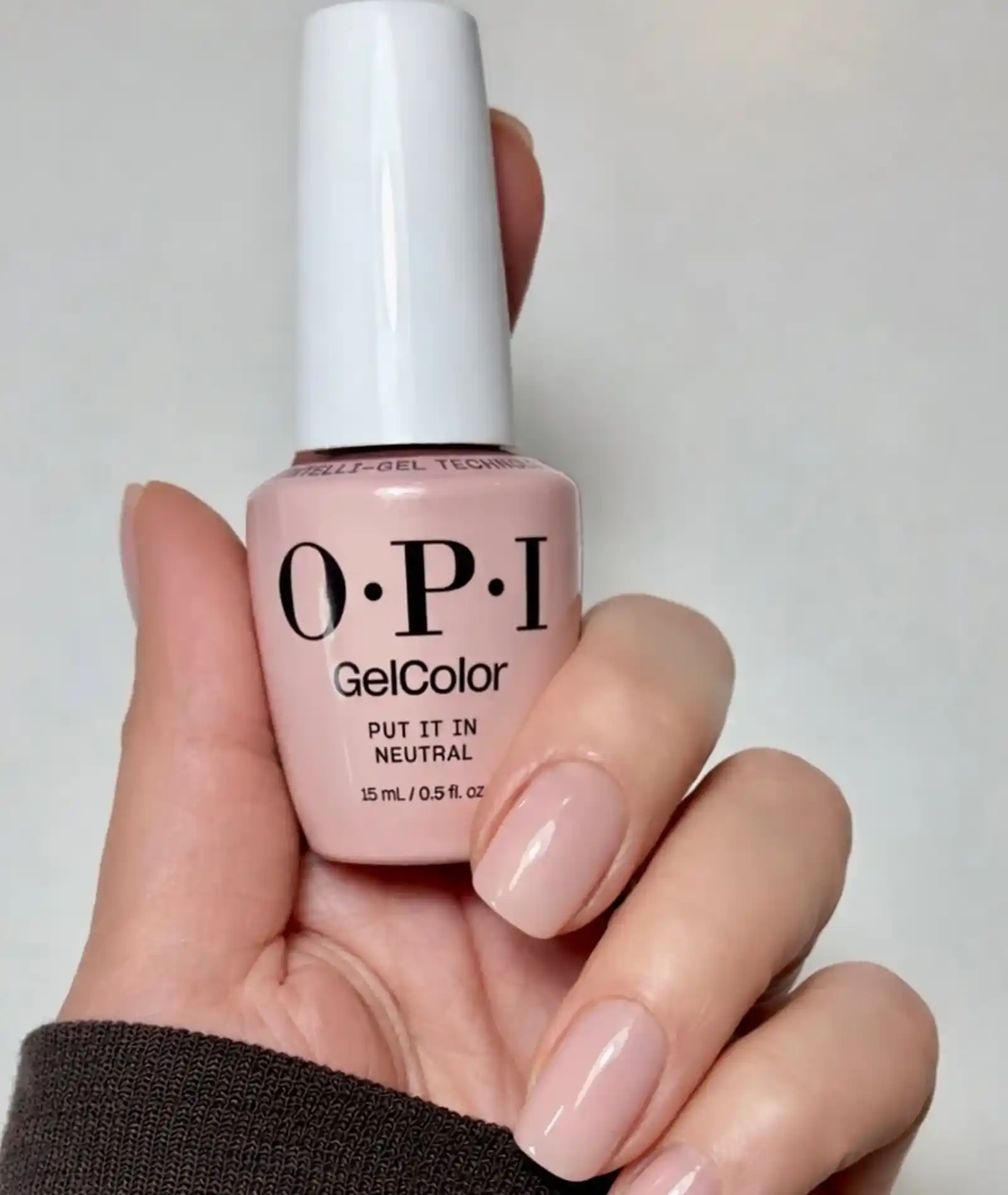 Manichiură realizată de Mari Luca, Nail Specialist OPI