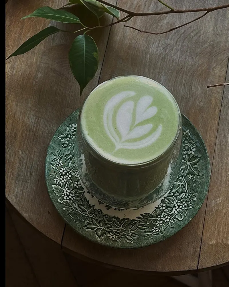 Matcha latte într-un pahar pe o farfurie vintage, la Mingle București| matcha în București