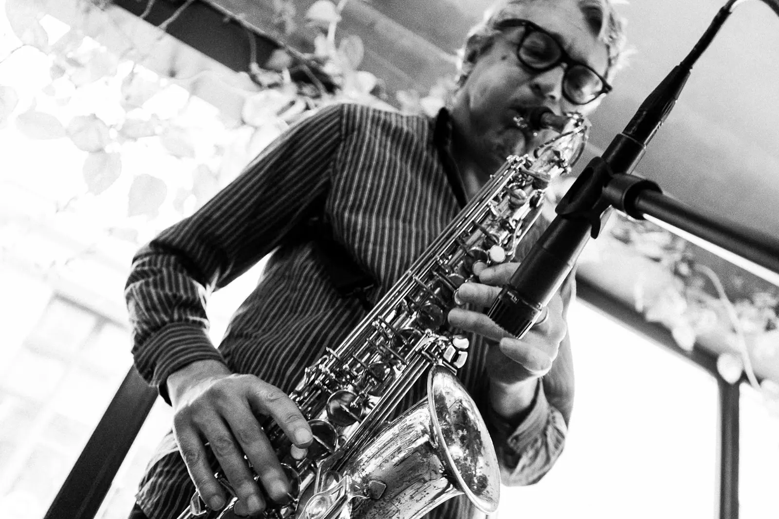 Mihai Iordache cântând la saxofon