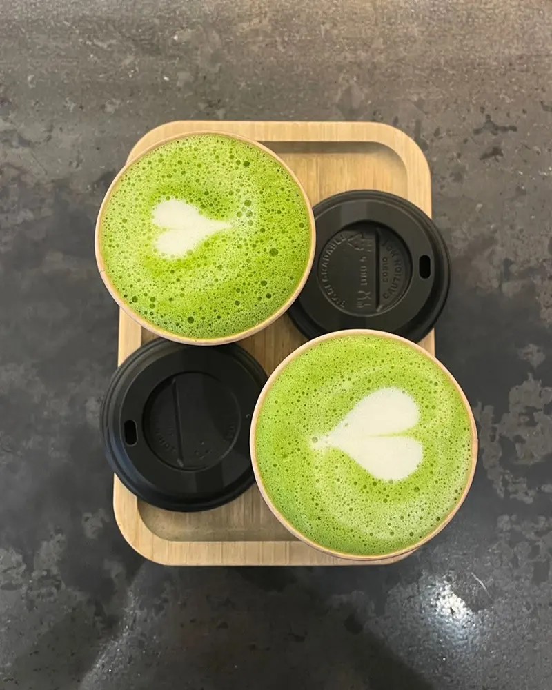 Două pahare cu matcha latte și latte art la Nood București| matcha în București