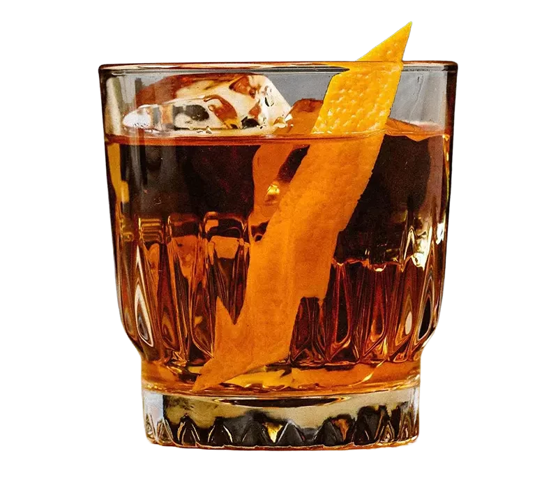 Cocktail Old Fashioned cu whisky, gheață și coajă de portocală