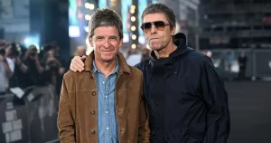 Oasis Don't Look Back in Anger - Liam și Noel Gallagher împreună la un eveniment public după reunirea Oasis