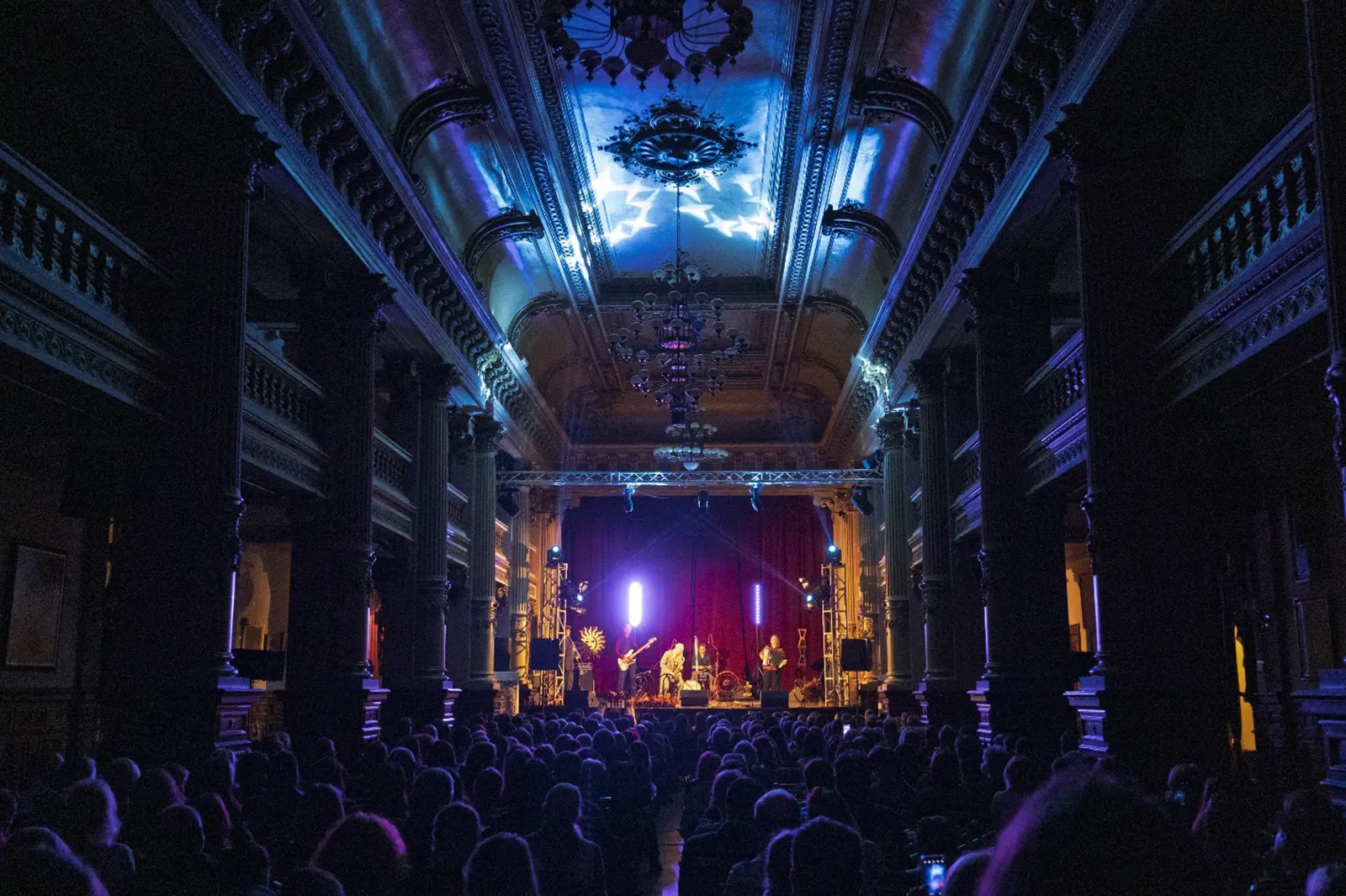 Concert SoNoRo într-o sală istorică iluminată în albastru, cu public numeros | Festivalul SoNoRo 2026