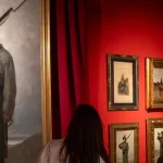 Vizitatori admirând un portret monumental de dorobanț la Art Safari New Museum
