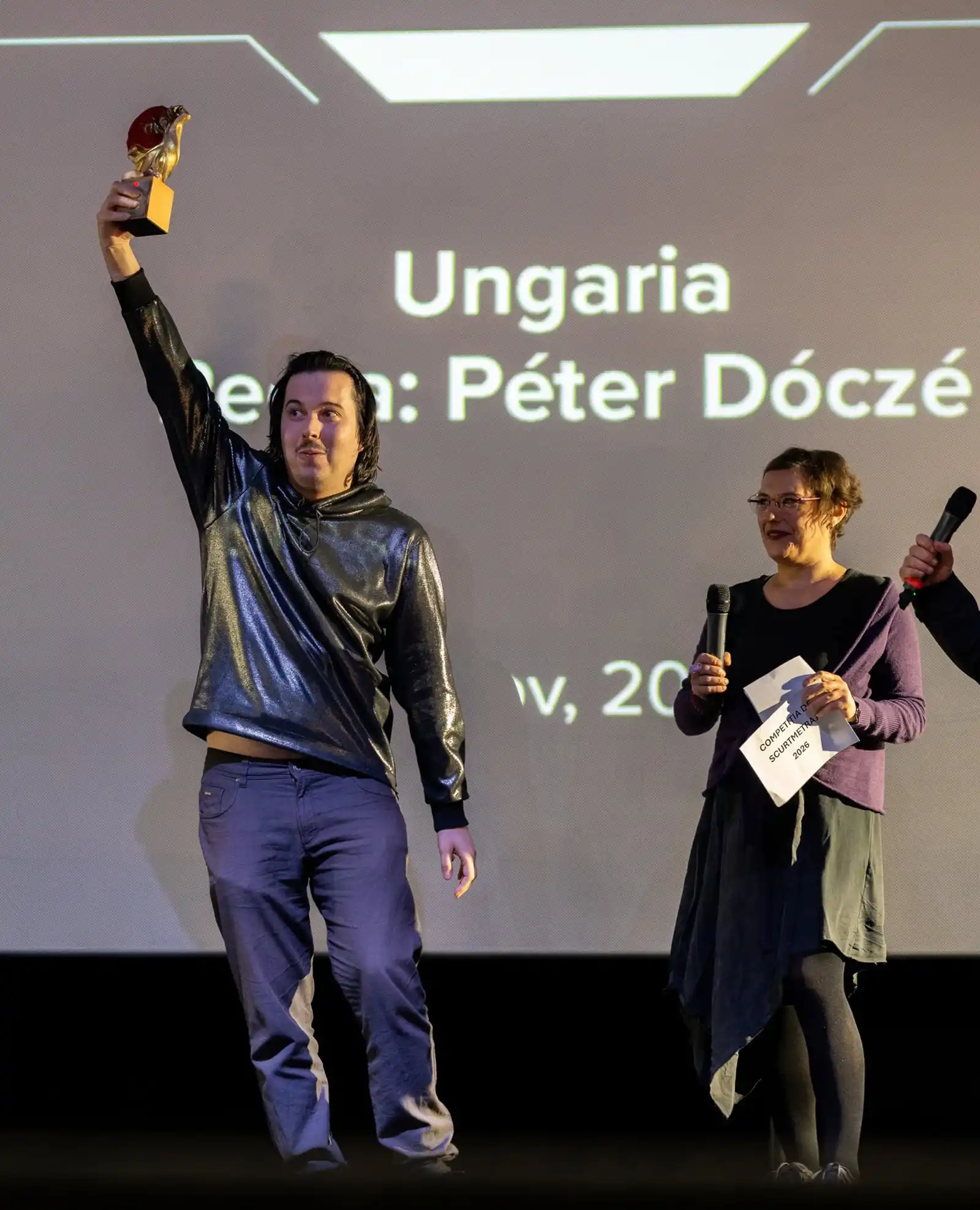 Regizorul maghiar Péter Dóczé, câștigător Little Dracula, pe scenă alături de Irina Calude, membru al juriului