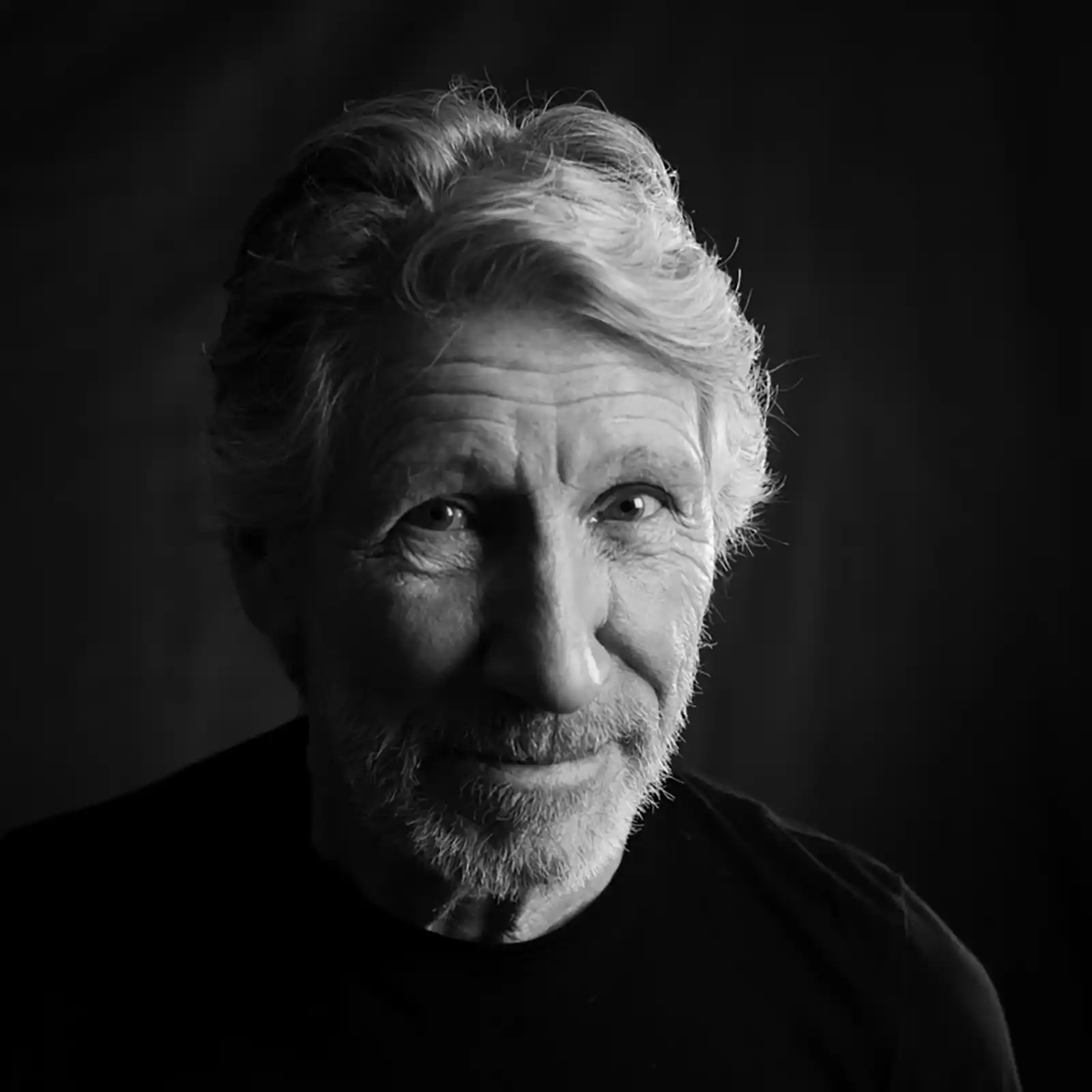Roger Waters poza studio