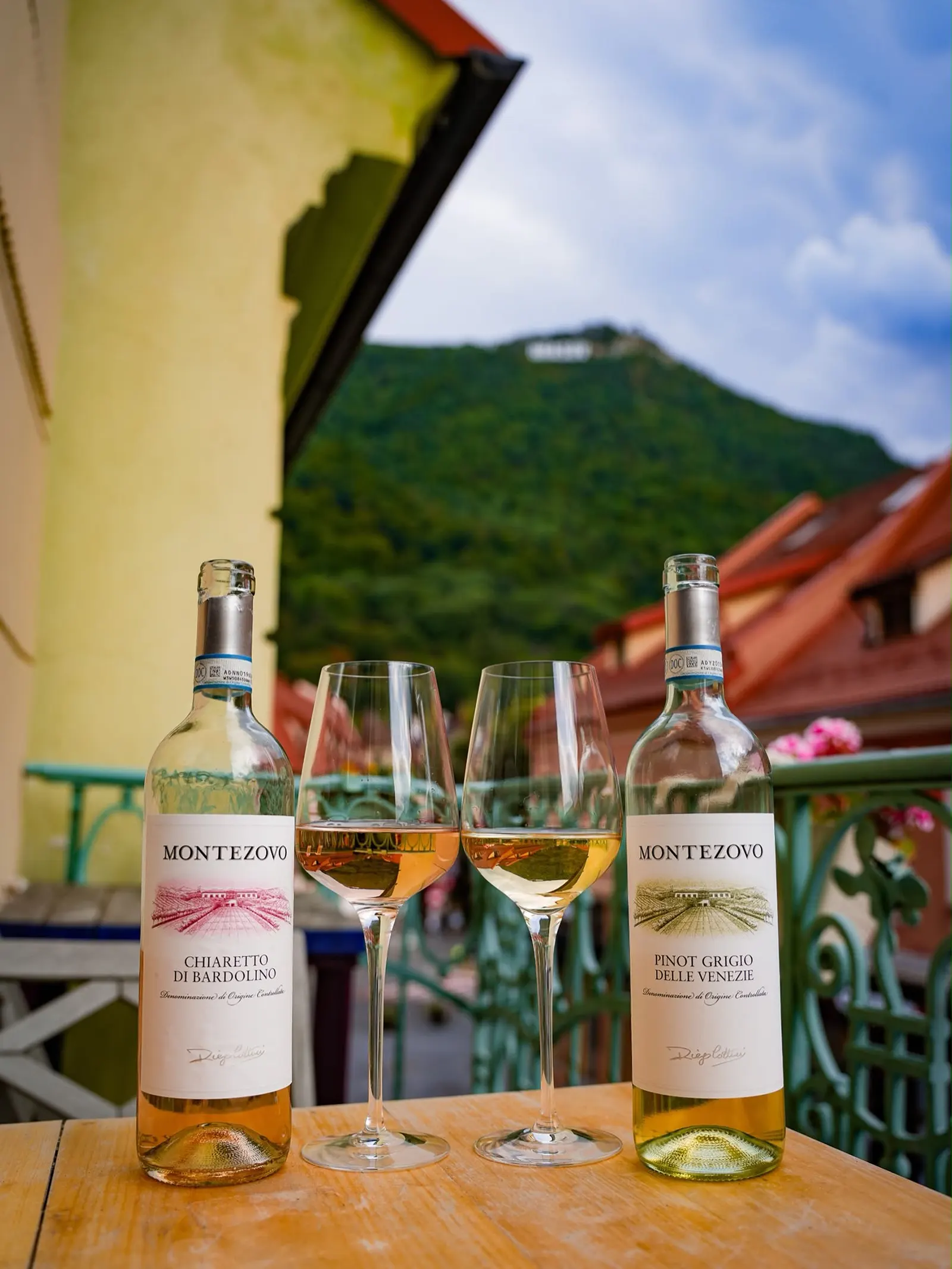 Două pahare de vin și sticle Monte Zovo la Terroirs Brașov